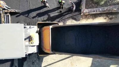 Yokuşbaşı Mahallesi’nde gerçekleştirilen sıcak asfalt çalışmasını yerinde inceleyen Bodrum Belediye