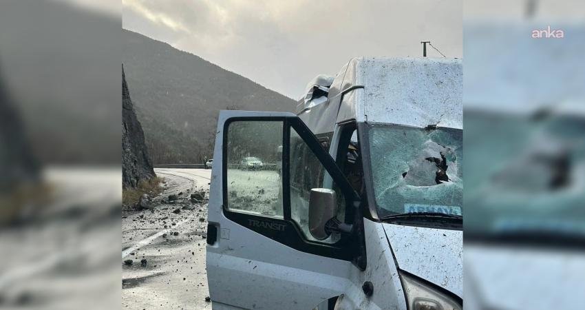 Borçka’da seyir halindeki minibüse yamaçtan kopan kaya düştü Artvin'de dün geceden bu yana etkisini sürdüren yağmur nedeniyle kopan