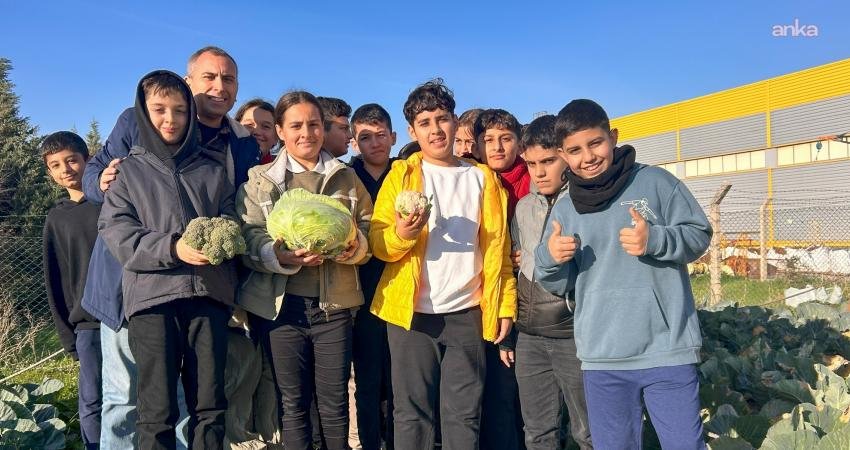 Bornova Belediyesi Kent Bostanı’nda öğrencilere uygulamalı ekoloji eğitimi Bornova Belediyesi, Pınarbaşı Güzelcan Ortaokulu öğrencilerini Pınarbaşı Kent Bostanı ve