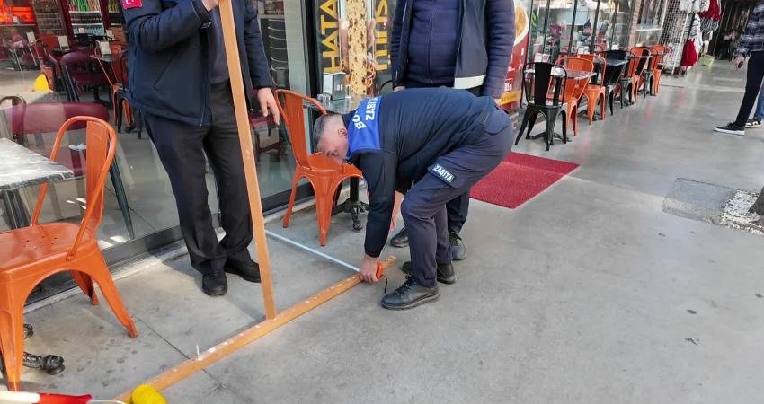 Bornova Küçükpark’ta yaya alanları çizgilerle netleştirildi Bornova Belediyesi Zabıta Müdürlüğü, Küçükpark bölgesinde işgaliye denetimi yaparak kamusal