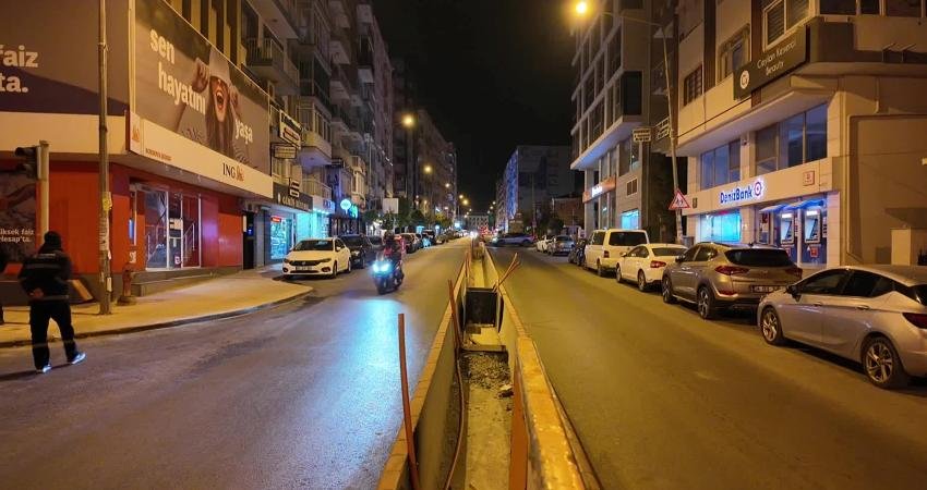 Bornova Merkez Pazaryeri önünde orta refüj çalışması başladı Bornova Belediyesi, ilçede ulaşım konforunu artırmak amacıyla Merkez Kapalı Pazaryeri