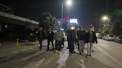 Bornova Belediye Başkanı Ömer Eşki, Karacaoğlan Mahallesi’nde gece mesaisinde yol