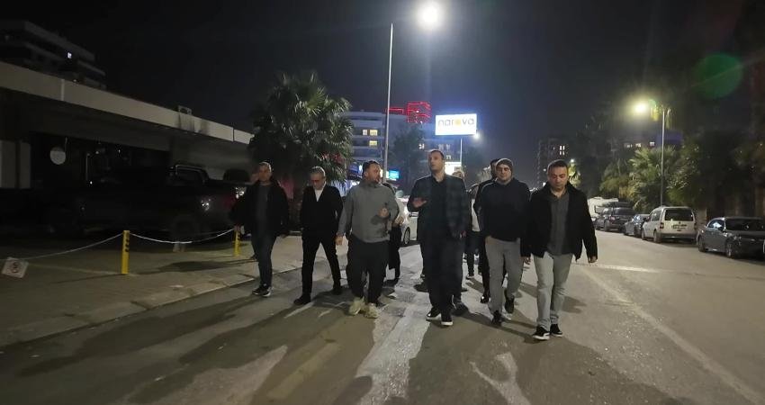 Bornova’da gece mesaisi… Başkan Eşki, Karacaoğlan’da sahaya indi Bornova Belediye Başkanı Ömer Eşki, Karacaoğlan Mahallesi’nde gece mesaisinde yol