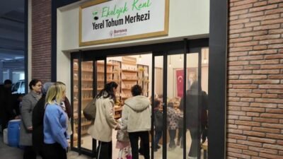 Bornovalı çocuklar, Yerel Tohum Merkezi’nde düzenlenen etkinlikte tohum topu yapmayı