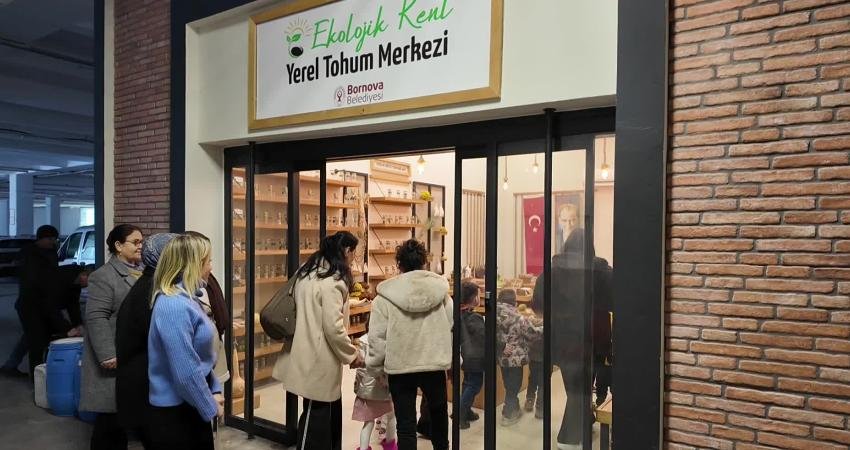 Bornova’da minik eller toprağa dokunuş Bornovalı çocuklar, Yerel Tohum Merkezi’nde düzenlenen etkinlikte tohum topu yapmayı