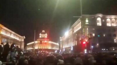 Bulgaristan hükümeti, on binlerce kişinin ülke genelinde düzenlediği ve büyümeye