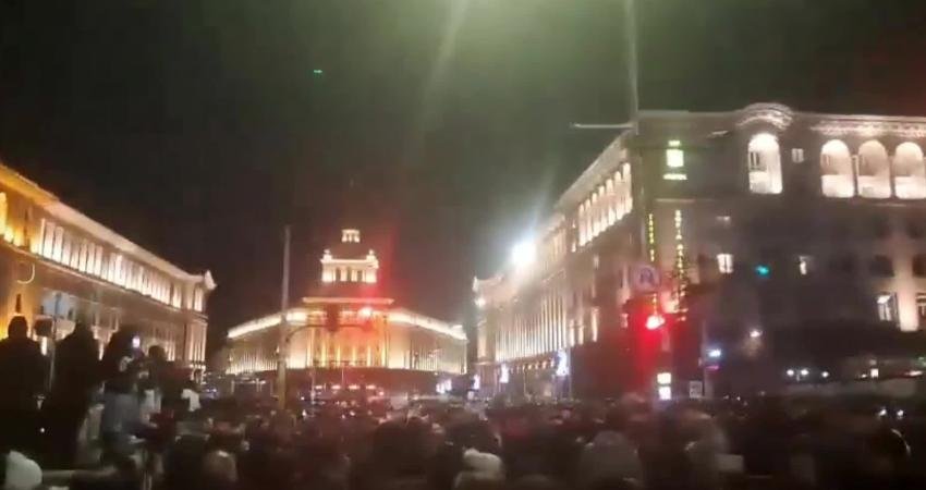 Bulgaristan hükümeti, geniş çaplı protestolar üzerine tartışmalı bütçe tasarısını geri çekti Bulgaristan hükümeti, on binlerce kişinin ülke genelinde düzenlediği ve büyümeye