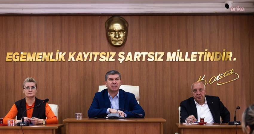 Burdur Belediye Başkanı Ali Orkun Ercengiz, yardımcıları ve birim müdürleriyle