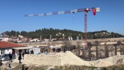 Burdur’da TOKİ konutları inşaatında çalışan işçiler, yaklaşık 2 aydır maaşlarını