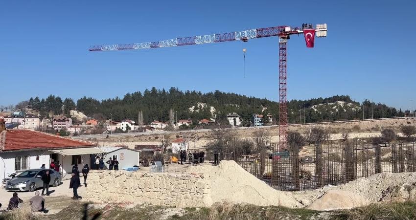 Burdur’da TOKİ konutları inşaatında çalışan işçiler, yaklaşık 2 aydır maaşlarını