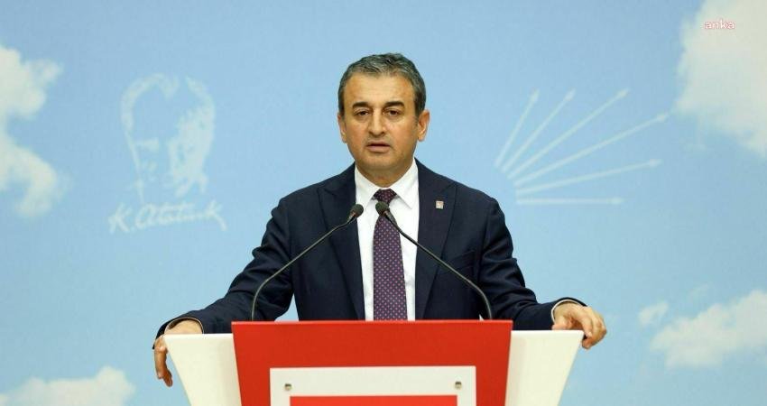 Burhanettin Bulut: “Gençlerin düşüncesinden korkan anlayış kabul edilemez” CHP Genel Başkan Yardımcısı Burhanettin Bulut, İstanbul'da Milli Eğitim Bakanlığı'nın