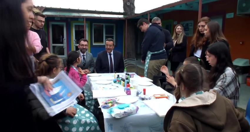 Burhaniye’de üniversiteli öğrenciler özel öğrencilerle birlikte boyama ve resim çalışması yaptı Balıkesir’in Burhaniye ilçesinde, Uygulamalı Bilimler Fakültesi öğrencilerinin hazırladığı "BUBFA ile