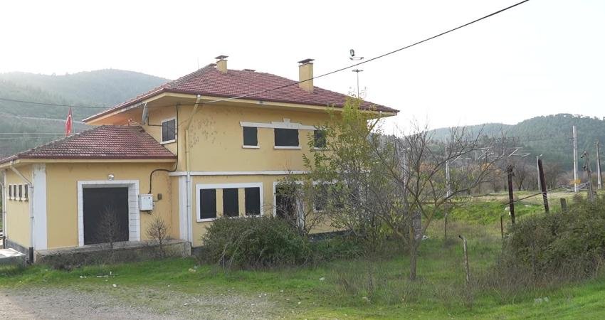 Büyükorhan’daki 90 yıllık Piribeyler Tren İstasyonu’nu ziyaret ederek, bölgenin turizm