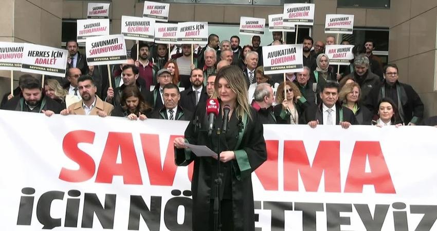 Çağlayan’da Savunma Nöbeti… Avukat Turgay Bilge: Duruşma salonlarında hukukun değil, iktidarın gölgesi dolaşmaktadır İstanbul Barosu öncülüğünde başlayan Savunma Nöbeti’nde konuşan Avukat Hakları Grubu