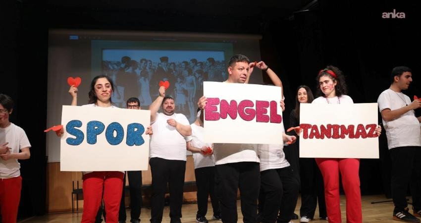 Çankaya Belediyesi Aşık Veysel Engelsiz Yaşam Merkezi’nde eğitim alan gençler,