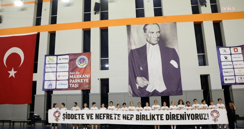 Çankayalı kadınlardan dostluk maçında eşitlik mesajı Çankaya Belediyesi’nin Kadına Yönelik Şiddete Karşı Uluslararası Mücadele Günü kapsamında