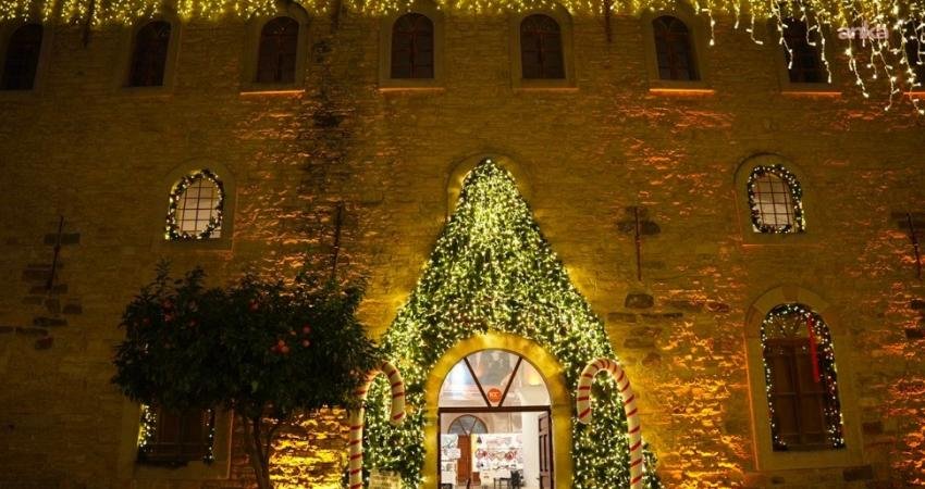 Çeşme’de yılbaşı coşkusu meydanlara taşınıyor Çeşme Belediyesi, aralık ayı boyunca sürecek yılbaşı panayırı, atölyeler ve