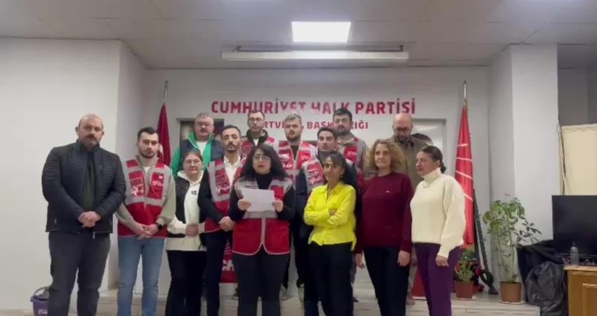 CHP Artvin Gençlik Kolları üyeleri MESEM’i protesto etti CHP Artvin Gençlik Kolları, Mesleki Eğitim Merkezleri (MESEM) uygulamasını protesto