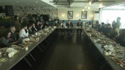 CHP İzmir İl Başkanı Çağatay Güç, İzmir’de basın mensuplarıyla bir