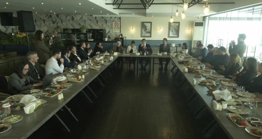 CHP İzmir İl Başkanı Çağatay Güç, İzmir’de basın mensuplarıyla bir