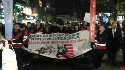 CHP Kadıköy Gençlik Kolları, Kadıköy’de asgari ücreti protesto etti. Kadıköy