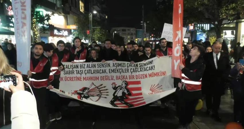 CHP Kadıköy Gençlik Kolları, Kadıköy’de asgari ücreti protesto etti. Kadıköy
