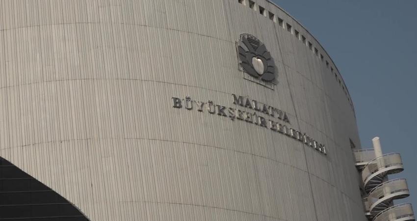 CHP Malatya İl Başkanı Yıldız: Malatya Büyükşehir Belediye binasında kütüphane çalışmaları sırasında deprem hasarının ortaya çıkması endişe vericidir CHP Malatya İl Başkanı Barış Yıldız, Malatya Büyükşehir Belediyesi'nin bina