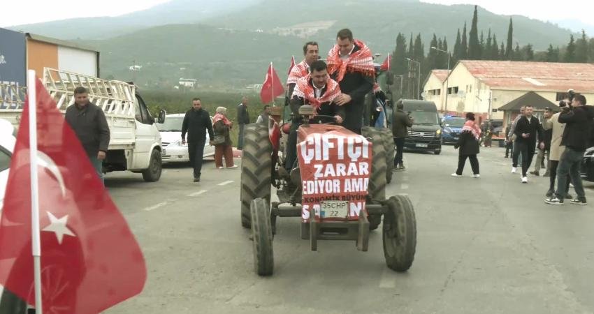 CHP’den Gümüldür’de mandalina üreticisine destek buluşması CHP Menderes İlçe Başkanlığı tarafından Gümüldür Pazaryeri’nde mandalina üreticilerine destek