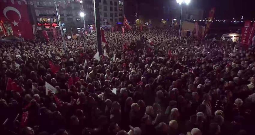 CHP’nin Çatalca mitingi… Özgür Özel: “Türkiye’de iktidar değişecek, halkın iktidarı gelecek. Bu vergi düzenini ters yüz edeceğiz” CHP Genel Başkanı Özgür Özel, partisinin Çatalca mitinginde, "Bu kadar