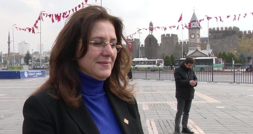 CHP’nin Kayseri mitingi öncesi kente asılan afişler toplatıldı… İl Başkanı Ümit Özer: “Genel Başkanımızın fotoğraflarından bile korkuyorlar” CHP’nin “Millet İradesine Sahip Çıkıyor” temalı mitinglerinin 75’incisi yarın Kayseri’de