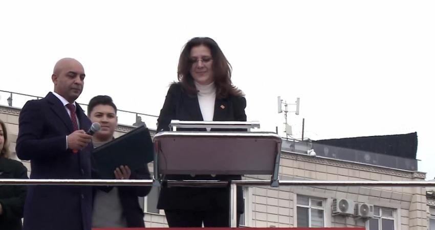 CHP’nin “Millet İradesine Sahip Çıkıyor” mitingi… İmamoğlu’ndan iktidara “sürgün” tepkisi: “Yargılandığım 9 davanın 9’unda da hâkimler sürgün edildi” CHP’nin Kayseri’de düzenlediği "Millet İradesine Sahip Çıkıyor" mitinginde CHP'nin tutuklu cumhurbaşkanı