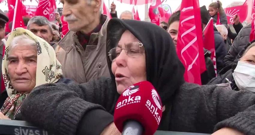 CHP’nin “Millet İradesine Sahip Çıkıyor” mitingi… Kayserili vatandaşlar: “Emekliyim, maaş yetmiyor. Neredeyse mendil açıp para toplayacağım” CHP'nin "Millet İradesine Sahip Çıkıyor" mitingine katılan vatandaşlar ANKA Haber