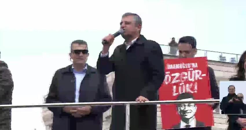 CHP’nin “Millet İradesine Sahip Çıkıyor” mitingi… Özgür Özel: “Gizli tanık ‘vicdanım hiç rahat değil’ diyor” CHP Genel Başkanı Özgür Özel, İBB Davası'nda gizli tanıklardan birinin daha