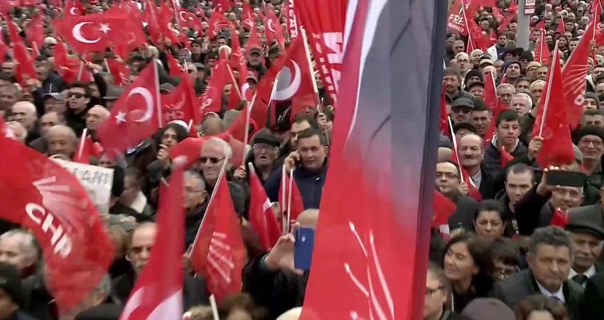 CHP’nin “Millet İradesine Sahip Çıkıyor” mitingi… Özgür Özel: “Kayseri’de bu mitingin afişini toplayanlar gidecek, bu meydana milleti toplayanlar gelecek” CHP Genel Başkanı Özgür Özel, "Duydum ki bu eylemin afişlerini,