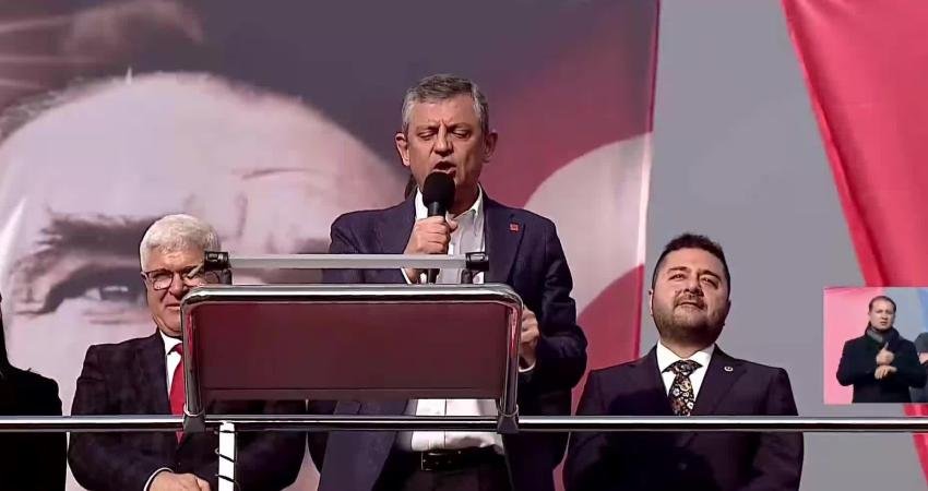 CHP’nin “Millet İradesine Sahip Çıkıyor” mitingi… Özgür Özel: “Yazın serin, kışın sıcak salonlarda siyaset yapıyorlar. Millet ile değil, kendi atadıkları ile toplantı yapıyorlar” CHP Genel Başkanı Özgür Özel, "Yazın serin, kışın sıcak salonlarda