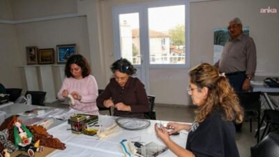 Çiğli Belediyesi Kaklıç Sanat Akademisi’nde düzenlenen eğitimlerde kadın kursiyerler, nadolu’nun