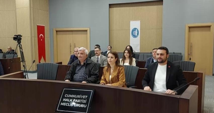 Çorum Belediye Meclisi’nde makam aracı tartışması… CHP Belediye Meclisi Grup Başkanvekili Yılmaz: “4 makam aracı varken 5 milyonun üzerinde para verilerek yeni araç alındı” Çorum Belediye Meclisi Aralık ayı oturumunda CHP Belediye Meclisi Grup