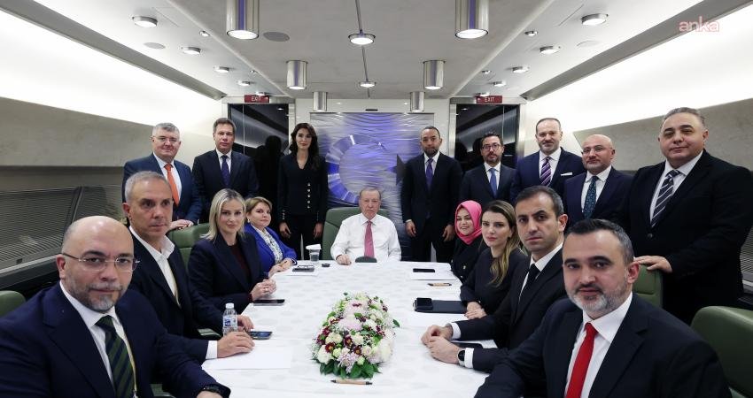 Cumhurbaşkanı Erdoğan’dan yeni anayasa hazırlığı açıklaması: “Anayasamızı hazırlıyoruz, bu dönem işin neticeye bağlanacağı dönem olacaktır” Cumhurbaşkanı Recep Tayyip Erdoğan, yeni anayasa çalışmalarına ilişkin olarak, "Hem sivil,