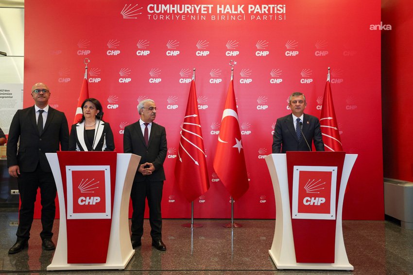 Özgür Özel: “Türkiye’nin hem terörsüz Türkiye hedefini, hem demokratik Türkiye hedefini birlikte hayata geçirebilecek yarınları umut ediyoruz” CHP Genel Başkanı Özgür Özel, DEM Parti İmralı Heyeti ile