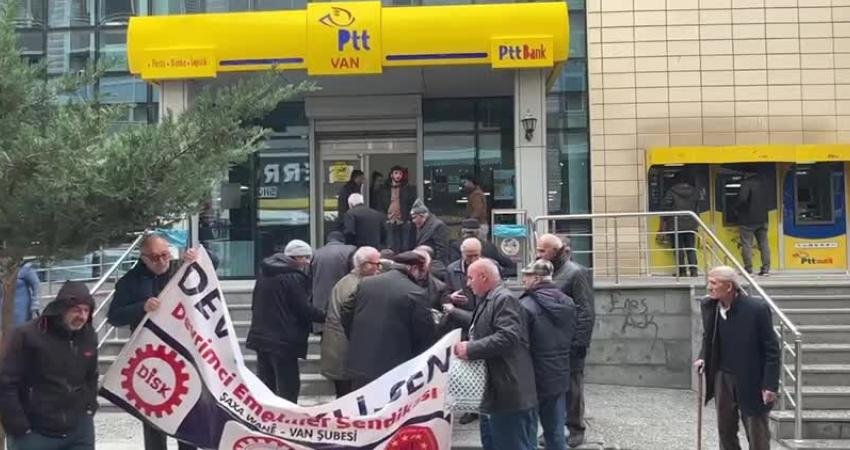 DİSK Emekliler Sendikası Van Şubesi: “2026’yı ’emekliye düşman yılı’ ilan ediyoruz” DİSK'e bağlı Emekli-Sen Van Şubesi öncülüğünde bir araya gelen emekliler,