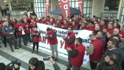 DİSK/ Genel-İş İzmir üyeleri, eylemlerinin ikinci gününde Basmane Kapısı önünde