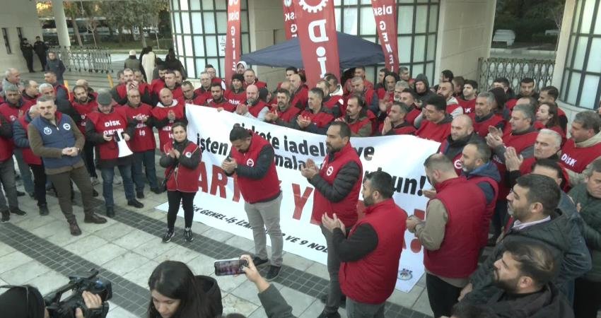 DİSK/ Genel-İş üyeleri Basmane Kapısı önünde çadır kurdu: “Paralarımız ödense bile, arkadaşlarımız işine dönmeden geri adım atmayacağız” DİSK/ Genel-İş İzmir üyeleri, eylemlerinin ikinci gününde Basmane Kapısı önünde