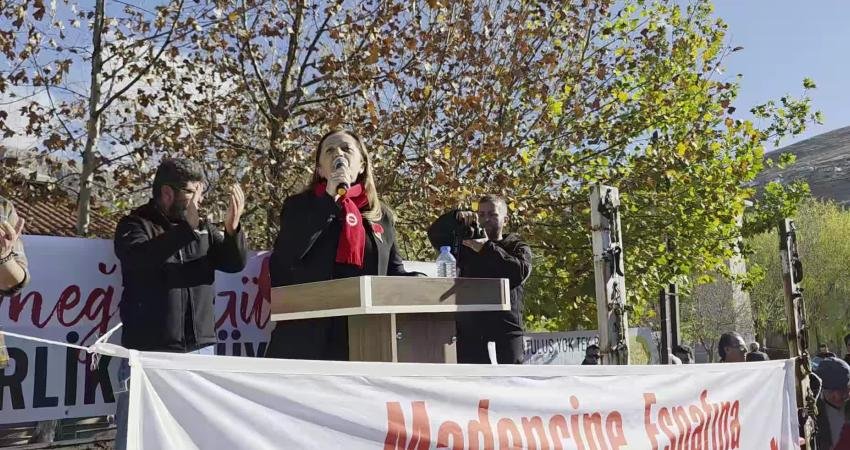 Divriği Madenci Yürüyüşü… Arzu Çerkezoğlu: “Şirketlerin masa başında verdikleri kararlar herkesi yok sayacaksa bu mücadele sadece Divriği’de kalmaz” Dev Maden Sen, Divriği'de “10 Aralık Divriği Madenci Yürüyüşü” düzenledi.