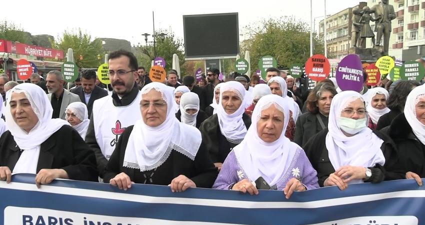 Diyarbakır’da 10 Aralık İnsan Hakları Günü yürüyüşü: “Barış insan haklarıyla mümkündür” Diyarbakır’da 63 kurum ve kuruluşun katılımıyla 10 Aralık İnsan Hakları