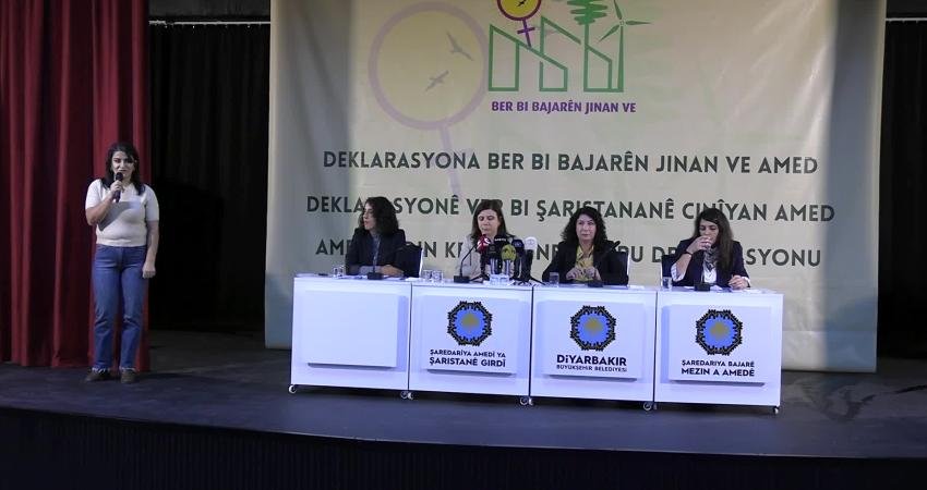 Diyarbakır’da “Amed Kadın Kentlerine Doğru Deklarasyonu” açıklandı… Eş Başkan Bucak: “Bu sadece bir deklarasyon değil, Diyarbakır’ın geleceğine dair irademizdir” Diyarbakır Büyükşehir Belediyesi öncülüğünde açıklanan “Amed Kadın Kentlerine Doğru Deklarasyonu”,