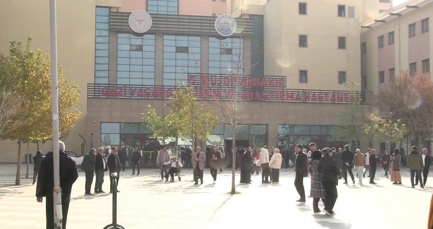 Diyarbakır’da sağlık hizmetine erişim zorlaştı… Tabip Odası Başkanı Ülgen: “İnsanlar kamu hastanelerindeki acillere, polikliniklere yığılmış” Diyarbakır’da son günlerde artan gribal enfeksiyon hastalıkları nedeniyle hastanelerde randevu