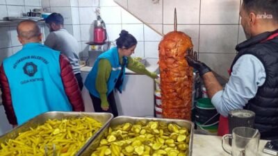 Diyarbakır Büyükşehir Belediyesi ekiplerinin, tavuk döner satışı yapan iş yerlerine