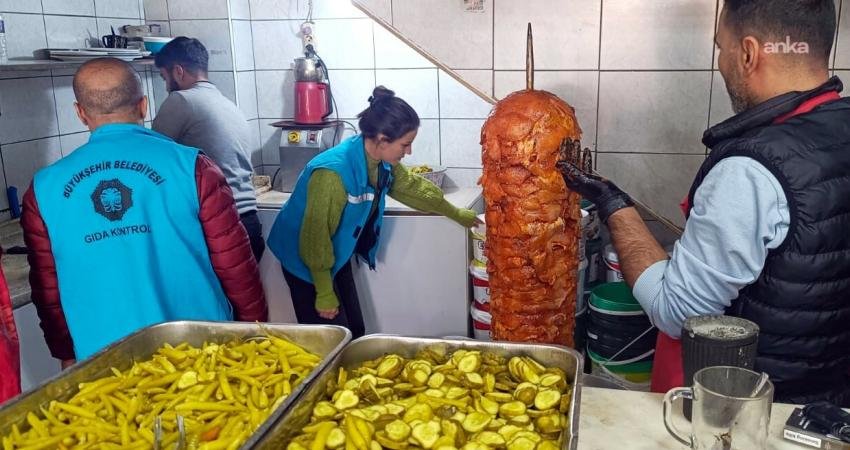 Diyarbakır’da tavuk dönercilere denetim: Son kullanma tarihi geçmiş 426 kilo tavuk ürününe el konuldu Diyarbakır Büyükşehir Belediyesi ekiplerinin, tavuk döner satışı yapan iş yerlerine