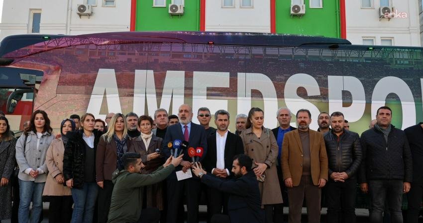 Diyarbakırlı iş insanlarından Amedspor’a otobüs desteği Diyarbakır Ticaret ve Sanayi Odası’nın girişimleriyle alınan Amedspor’a yeni takım