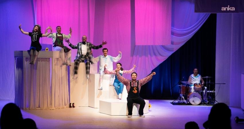 İzmir Büyükşehir Belediyesi Şehir Tiyatroları’nın Cervantes’in klasik eserini çağdaş bir